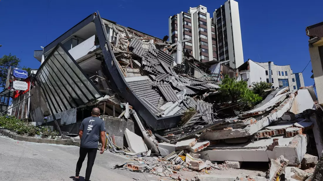 Mindestens 1.500 Gebäude und Wohnhäuser wurden beschädigt. - Bild: Dario Cardona/AP/dpa
