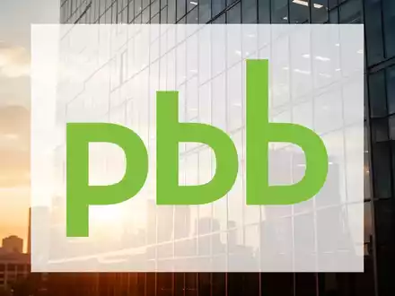 Moderne Bürofassade in der Morgensonne als Symbol für Stabilität und Wachstum im Immobilienfinanzierungssektor. - Foto: über boerse-global.de