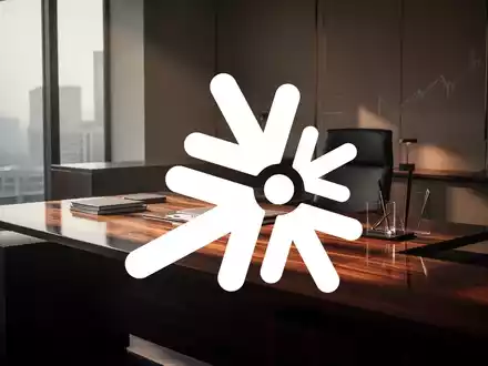 Ein minimalistischer, eleganter Schreibtisch in einem modernen Büro bei sanftem Morgenlicht. - Foto: über boerse-global.de