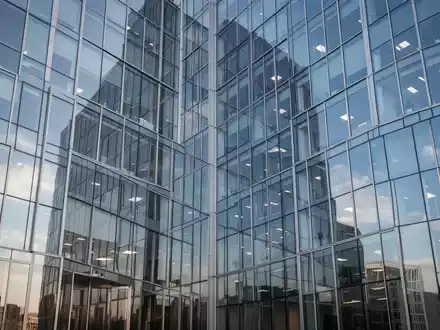Moderne Glasfassade eines Bürogebäudes bei Tageslicht - Foto: über boerse-global.de