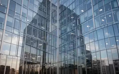 Moderne Glasfassade eines Bürogebäudes bei Tageslicht - Foto: über boerse-global.de