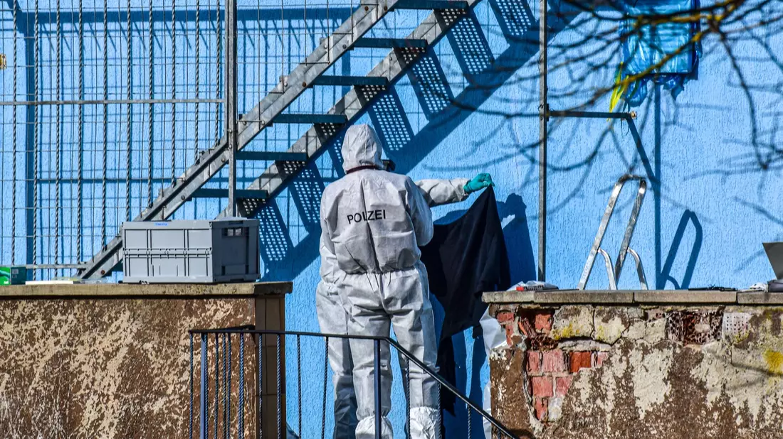 Der Mann soll seine Ehefrau auf einer Feuertreppe erschossen haben. (Archivfoto)  - Bild: Fabian Koss/onw-images/dpa