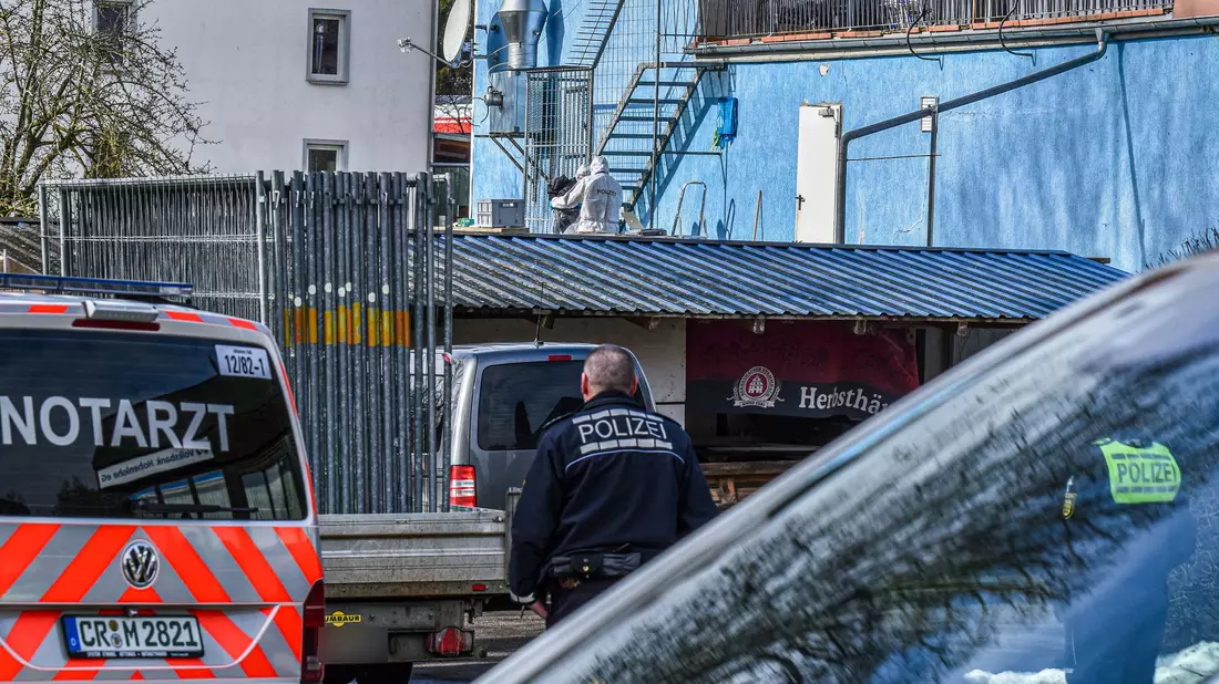 Rund sechs Monate nach den tödlichen Schüssen auf einer Feuertreppe beginnt der Prozess. (Archivbild) - Bild: Fabian Koss/onw-images/dpa