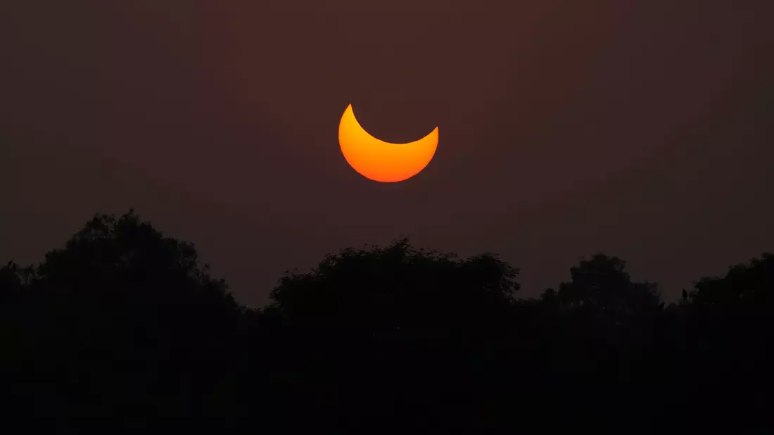 Eine partielle Sonnenfinsternis - aufgenommen 2022 über Lahore in Pakistan. (Archivbild) - Bild: K.M. Chaudary/AP/dpa