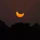 Eine partielle Sonnenfinsternis - aufgenommen 2022 über Lahore in Pakistan. (Archivbild) - Bild: K.M. Chaudary/AP/dpa