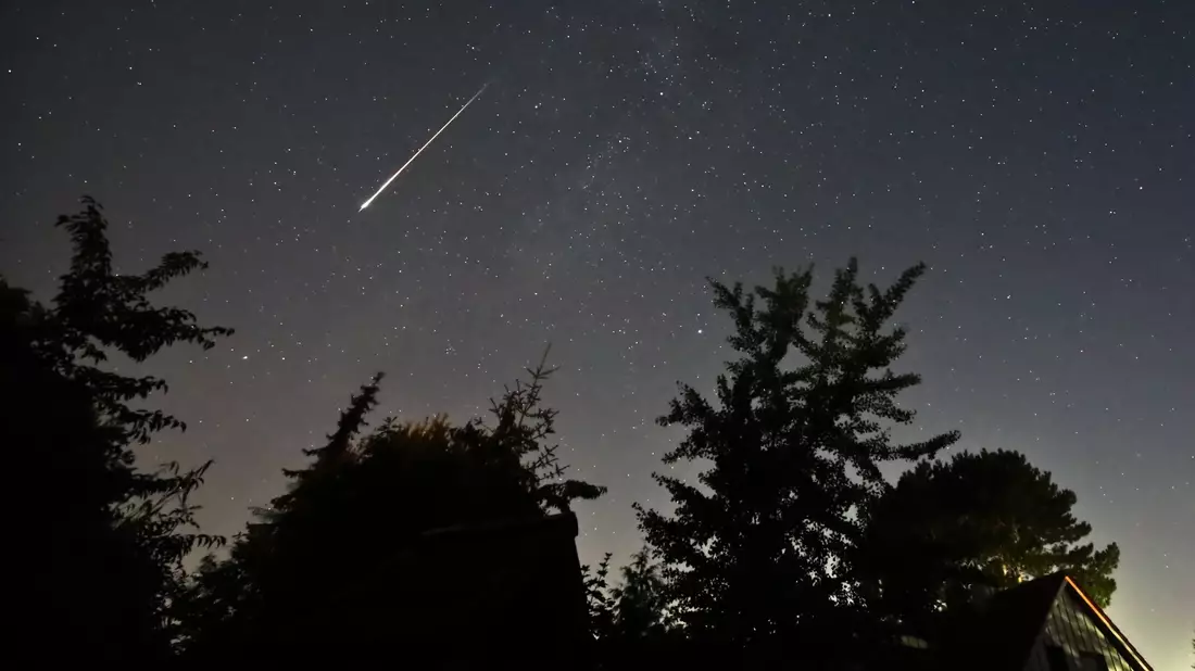Ein Perseidenmeteor zieht über den Himmel. (Archivbild) - Bild: Marco A. Ludwig/dpa