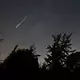 Ein Perseidenmeteor zieht über den Himmel. (Archivbild) - Bild: Marco A. Ludwig/dpa