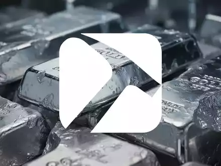 Polierte Silberbarren und metallische Texturen in einer atmosphärischen, professionellen Finanz-Kulisse. - Foto: über boerse-global.de