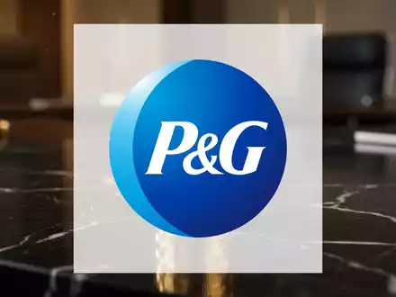 Ein Stapel goldener Münzen auf einer dunklen, reflektierenden Oberfläche, die Stabilität und Dividendenwachstum symbolisiert. - Foto: über boerse-global.de