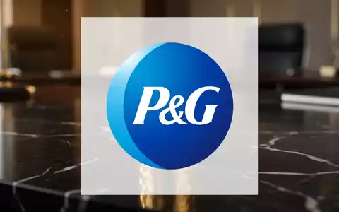 Ein Stapel goldener Münzen auf einer dunklen, reflektierenden Oberfläche, die Stabilität und Dividendenwachstum symbolisiert. - Foto: über boerse-global.de