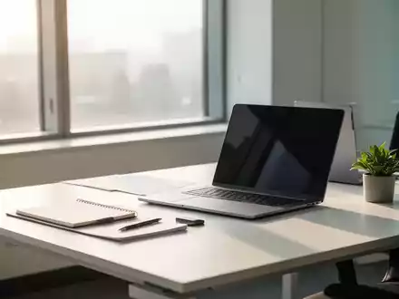 Ein heller, moderner Büroarbeitsplatz mit Laptop und Notizbuch in einer ruhigen, professionellen Atmosphäre. - Foto: über boerse-global.de