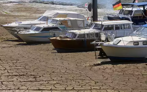 Die Wasserstände im Rhein sind wegen der anhaltenden Trockenheit stark gesunken.  - Foto: Thomas Frey/dpa