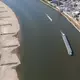 Schiffe fahren im Rhein in der vorgesehenen Fahrrinne - solange sie noch tief genug ist.  - Bild: Christoph Reichwein/dpa