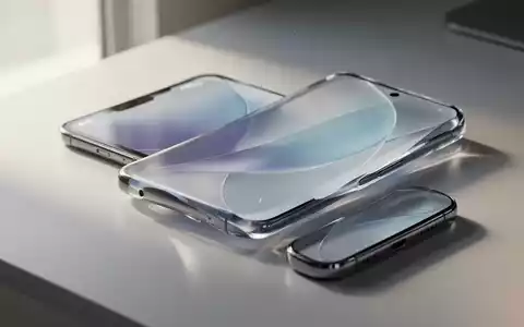 Ein modernes Smartphone mit einer halbtransparenten, fließenden Benutzeroberfläche im Liquid-Glass-Design auf einem Schreibtisch. - Foto: über boerse-global.de
