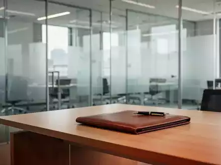 Modernes Bürointerieur mit einem Schreibtisch, Dokumentenmappe und Füllfederhalter bei natürlichem Tageslicht. - Foto: über boerse-global.de