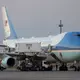 Container an der Regierungsmaschine (Archivbild). - Bild: Alex Brandon/AP/dpa