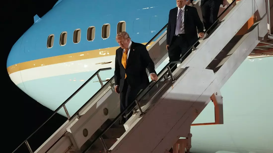 Die Öffentlichkeit dachte, dass Trump die ganze Zeit im Flieger saß (Archivbild). - Bild: Alex Brandon/AP/dpa