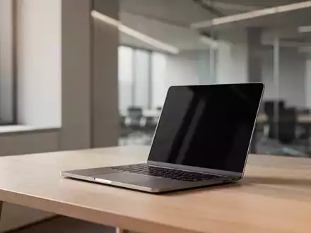 Moderner Arbeitsplatz mit einem Laptop auf einem Holztisch in einem hellen, professionellen Büro. - Foto: über boerse-global.de