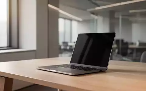 Moderner Arbeitsplatz mit einem Laptop auf einem Holztisch in einem hellen, professionellen Büro. - Foto: über boerse-global.de