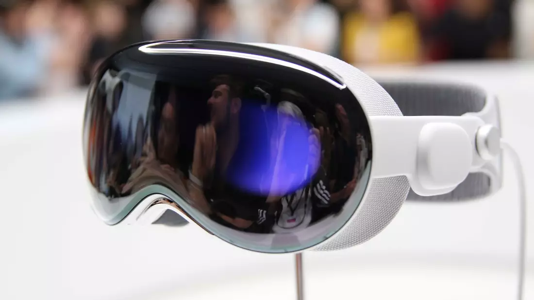 Bei den privaten Verbrauchern ist die Apple Vision Pro bislang nur ein Nischenprodukt.  - Bild: Christoph Dernbach/dpa