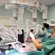 Die Apple Vision Pro ersetzt große Wandmonitore im OP-Saal.  - Bild: Handout / Berlin/Fraunhofer-Institut für Werkzeugmaschinen und Umformtechnik IWU/dpa