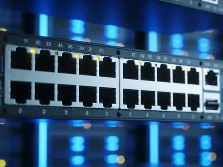 Moderne Serverräume mit leuchtenden LED-Anzeigen in einem Rechenzentrum als Symbol für KI-Technologie. - Foto: über boerse-global.de
