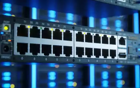 Moderne Serverräume mit leuchtenden LED-Anzeigen in einem Rechenzentrum als Symbol für KI-Technologie. - Foto: über boerse-global.de