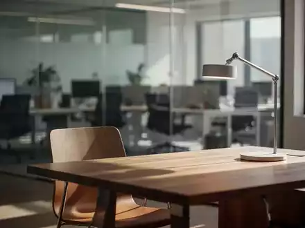Ein leerer moderner Büroarbeitsplatz mit einem Schreibtisch und einem Stuhl bei natürlichem Tageslicht. - Foto: über boerse-global.de