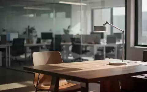 Ein leerer moderner Büroarbeitsplatz mit einem Schreibtisch und einem Stuhl bei natürlichem Tageslicht. - Foto: über boerse-global.de