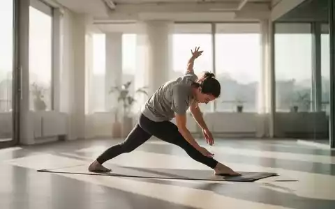 Eine Person praktiziert achtsame Bewegungsübungen in einem hellen, modernen Fitnessraum bei natürlichem Tageslicht. - Foto: über boerse-global.de