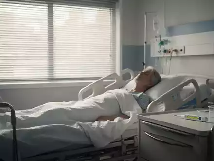 Ein modernes Krankenzimmer mit heruntergelassenen Jalousien zum Schutz vor sommerlicher Hitze. - Foto: über boerse-global.de
