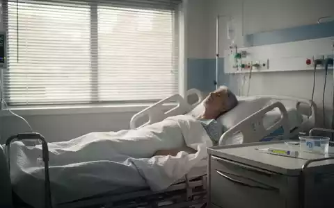 Ein modernes Krankenzimmer mit heruntergelassenen Jalousien zum Schutz vor sommerlicher Hitze. - Foto: über boerse-global.de