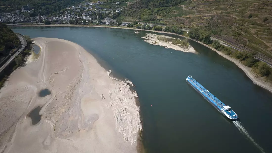 Die niedrigen Wasserstände am Rhein behindern den Transport von Öl und Sprit - das treibt die Preise. (Archivbild) - Bild: Thomas Frey/dpa