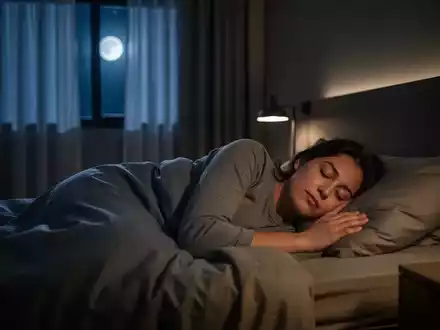 Eine Person schläft friedlich in einem modern eingerichteten Schlafzimmer bei gedimmtem Mondlicht. - Foto: über boerse-global.de