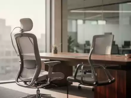 Ein leerer moderner Büroarbeitsplatz mit einem Schreibtisch und einem ergonomischen Stuhl vor einem Fenster. - Foto: über boerse-global.de
