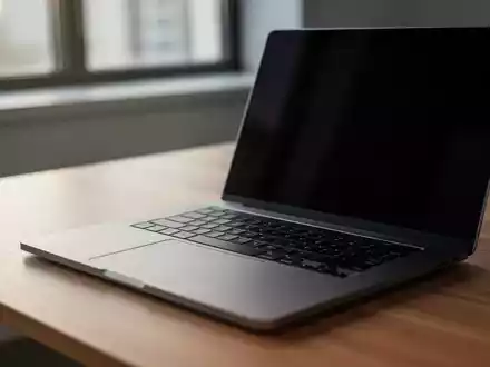 Ein moderner Schreibtisch mit einem Laptop in einem hellen, minimalistischen Büro. - Foto: über boerse-global.de