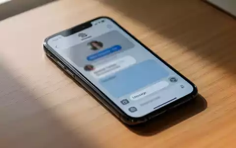 Ein Smartphone liegt auf einem Holztisch und zeigt eine Benachrichtigung einer Messenger-App. - Foto: über boerse-global.de