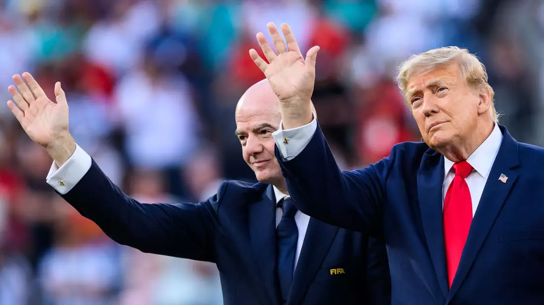Sie gelten als beste Freunde. Nun gibt Trump Infantino Rückendeckung. (Archivbild) - Bild: Tom Weller/dpa