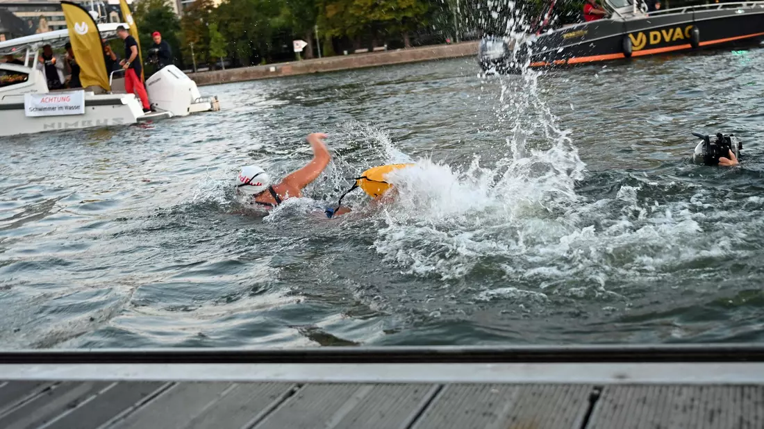 Zusätzliche Herausforderungen bringt das derzeitige Niedrigwasser im Rhein. - Bild: Jennifer Brückner/dpa