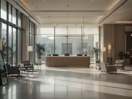 Leere Empfangshalle eines modernen Hotels mit gedämpftem Tageslicht. - Foto: über boerse-global.de