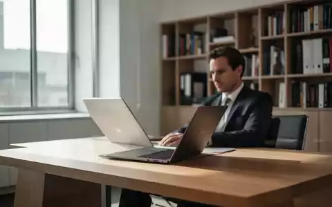 Ein professioneller Arbeitsplatz in einer Kanzlei oder Praxis mit einem Laptop bei natürlichem Tageslicht. - Foto: über boerse-global.de