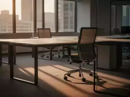 Ein leerer, modern eingerichteter Büroarbeitsplatz in gedämpftem Licht, der eine Atmosphäre der Isolation am Arbeitsplatz vermittelt. - Foto: über boerse-global.de