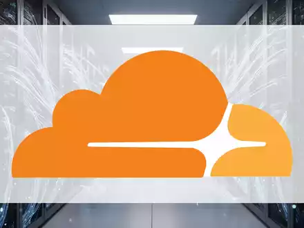 Abstrakte Darstellung moderner Serverinfrastruktur und digitaler Vernetzung in einem professionellen Rechenzentrum. - Foto: über boerse-global.de