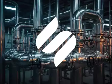 Moderne industrielle Anlage mit glänzenden Rohren und Präzisionsventilen in einer Fabrikhalle bei atmosphärischem Licht. - Foto: über boerse-global.de