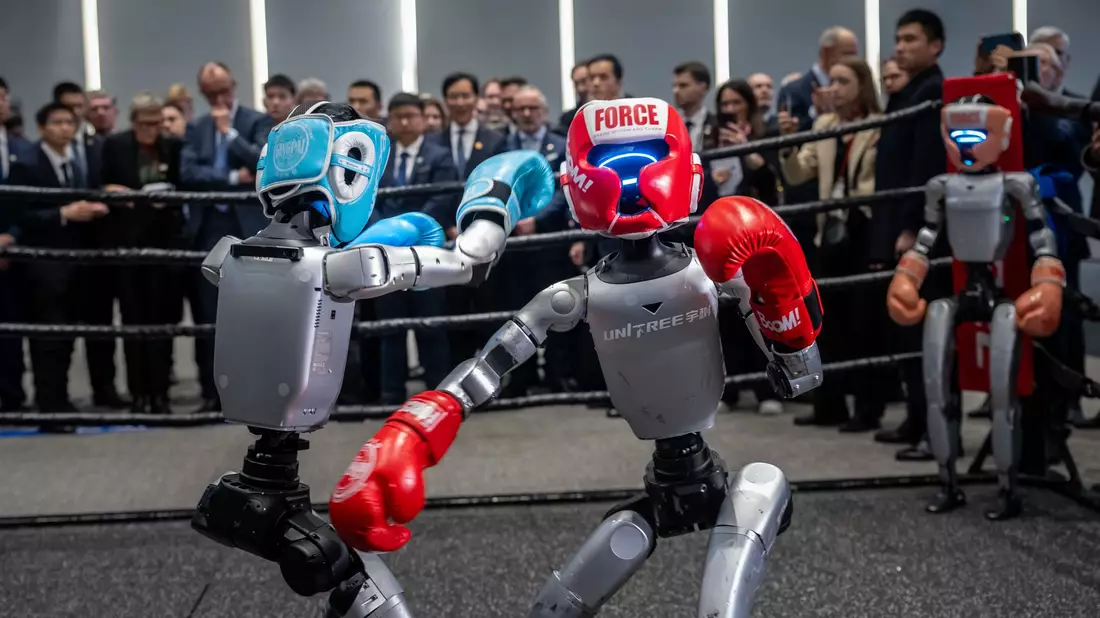Roboter der Firma Unitree während einer Präsentation beim China-Besuch von Bundeskanzler Friedrich Merz (CDU). (Archivbild) - Bild: Michael Kappeler/dpa