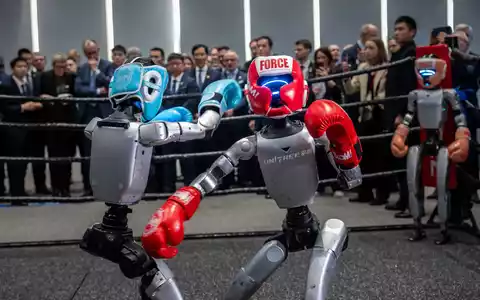Roboter der Firma Unitree während einer Präsentation beim China-Besuch von Bundeskanzler Friedrich Merz (CDU). (Archivbild) - Foto: Michael Kappeler/dpa