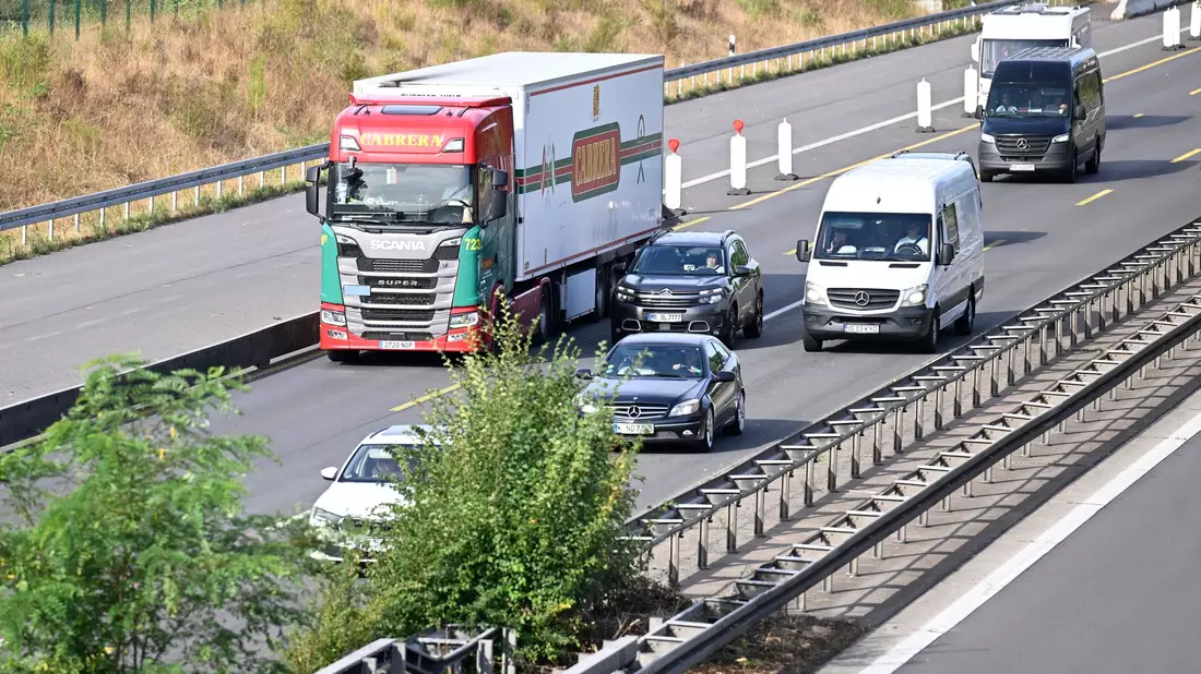 Lastwagen sollen Lieferungen übernehmen, die wegen des Niedrigwassers in Flüssen nicht per Schiff transportiert werden können (Symbolbild) - Bild: Roberto Pfeil/dpa