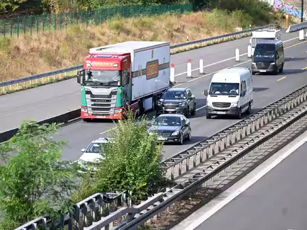Lastwagen sollen Lieferungen übernehmen, die wegen des Niedrigwassers in Flüssen nicht per Schiff transportiert werden können (Symbolbild) - Foto: Roberto Pfeil/dpa