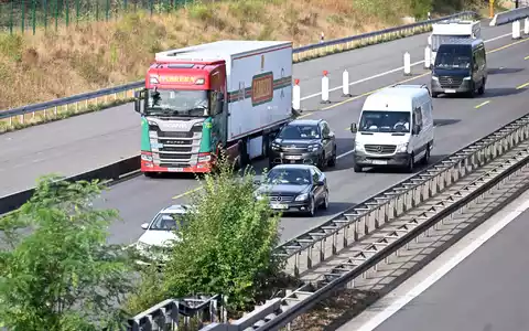 Lastwagen sollen Lieferungen übernehmen, die wegen des Niedrigwassers in Flüssen nicht per Schiff transportiert werden können (Symbolbild) - Foto: Roberto Pfeil/dpa