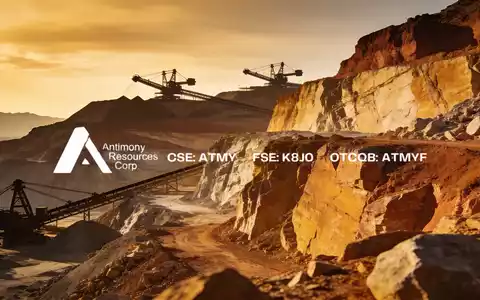 Abstrakte Darstellung einer mineralischen Explorationsstätte in einer bergigen Landschaft bei Sonnenuntergang. - Foto: über boerse-global.de